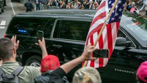 Simpatizantes de Trump saludan a la llegada del vehículo al tribunal de Manhattan.