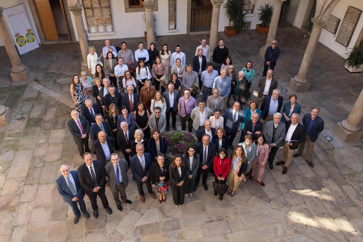 Foto de familia de académicos e autoridades asistentes ao ingreso.