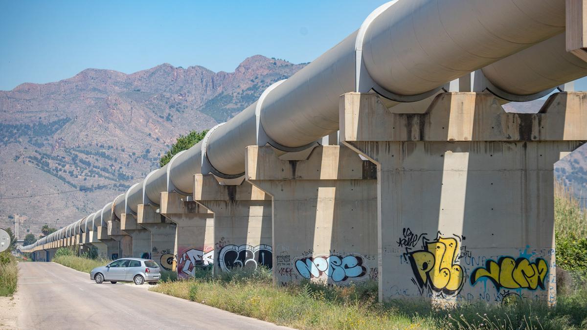 Los tubos del trasvase aportan caudales al embalse de regulación de La Pedrera