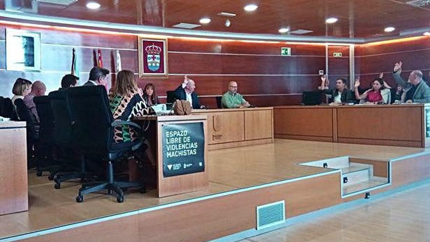 Momento de la votación en el pleno que se celebró ayer en Culleredo.