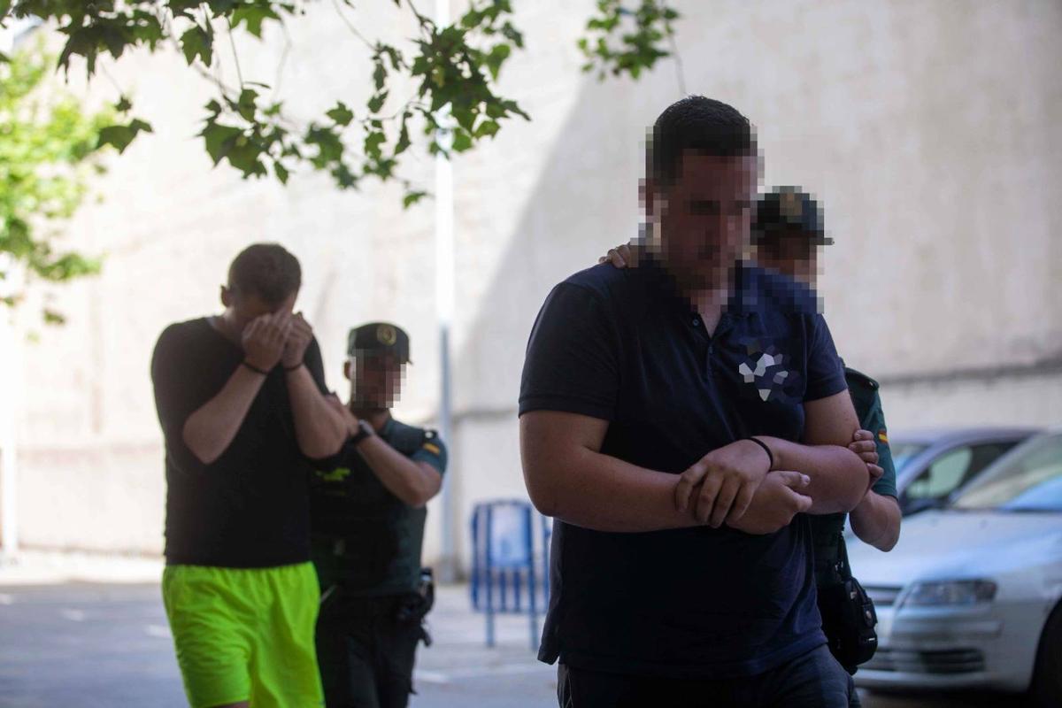 Zwei der der Brandstiftung beschuldigten Urlauber bei der Haftvorführung am Samstag (21.5.).