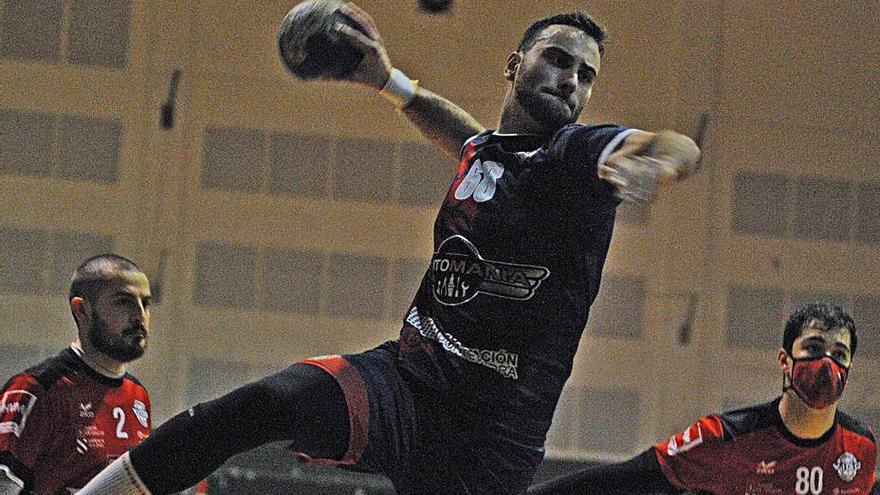 Pousa lanza en el duelo ante el Reconquista. | // GONZALO NÚÑEZ