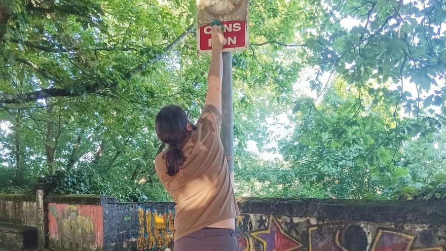 Un grupo de padres limpia un parque de Santiago a modo de protesta: &quot;Hicimos lo que deberían hacer otros&quot;