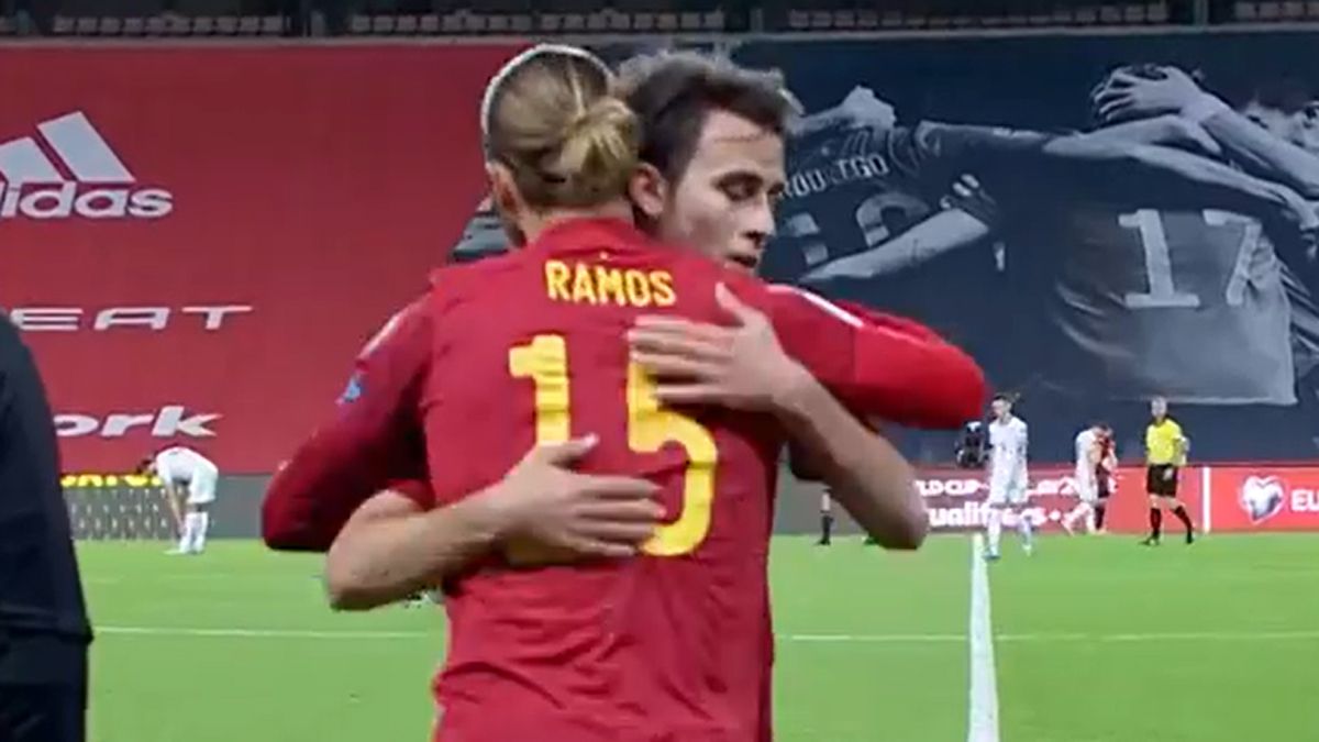 Eric Garcia y Sergio Ramos en el partido ante Kosovo