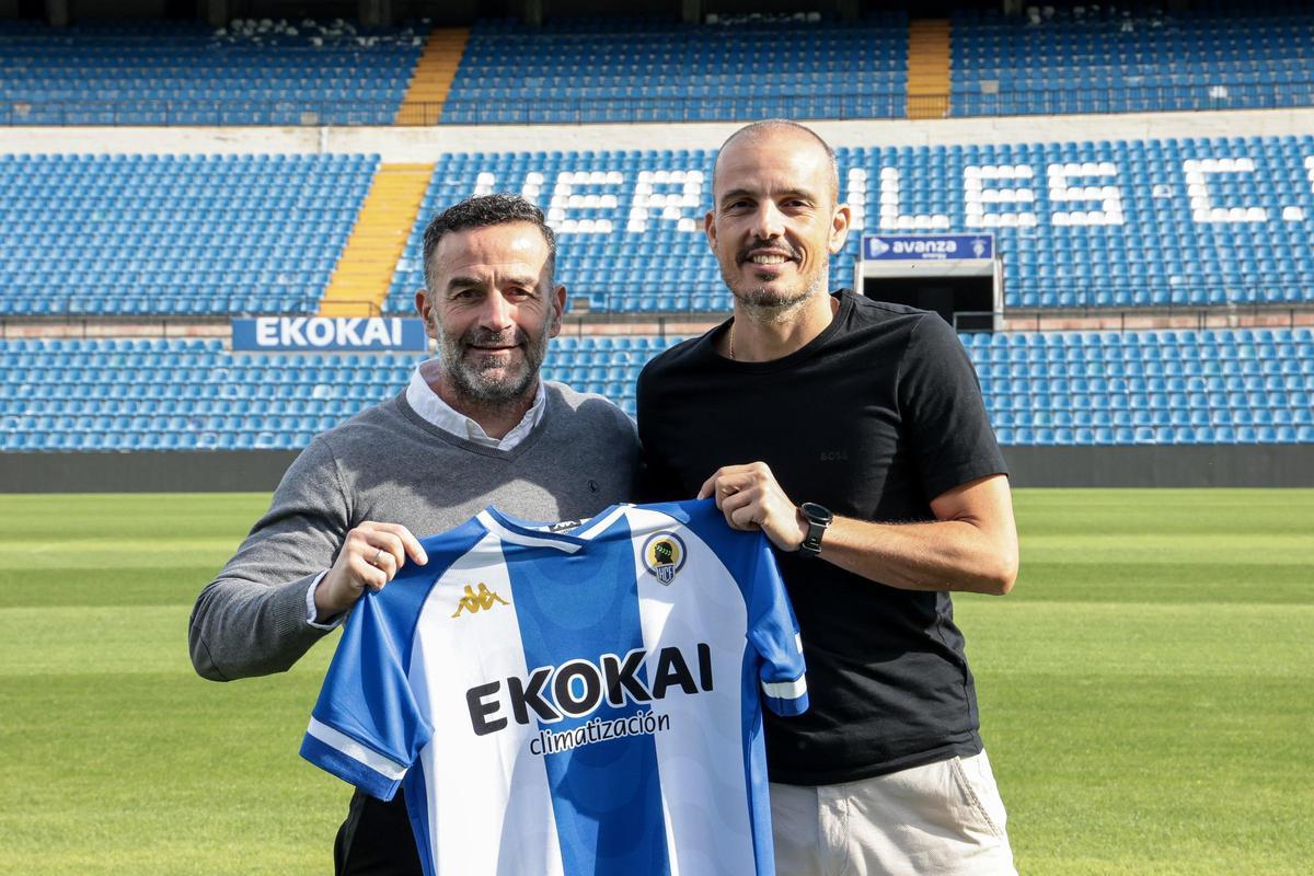 El director deportivo del Hércules, Paco Peña, posa junto a Beto Company, su apuesta personal como sucesor de Torrecilla.