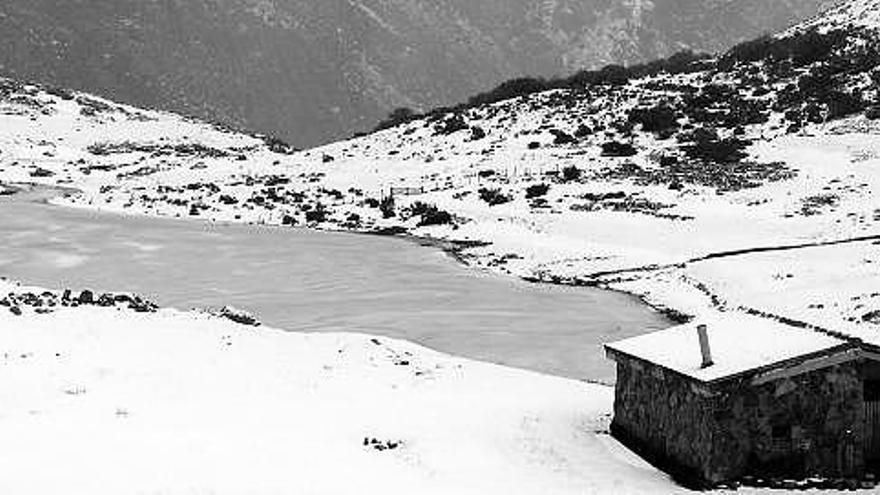 El lago de Isoba, en el puerto San Isidro, cubierto por el hielo, la tarde del día de Nochevieja.