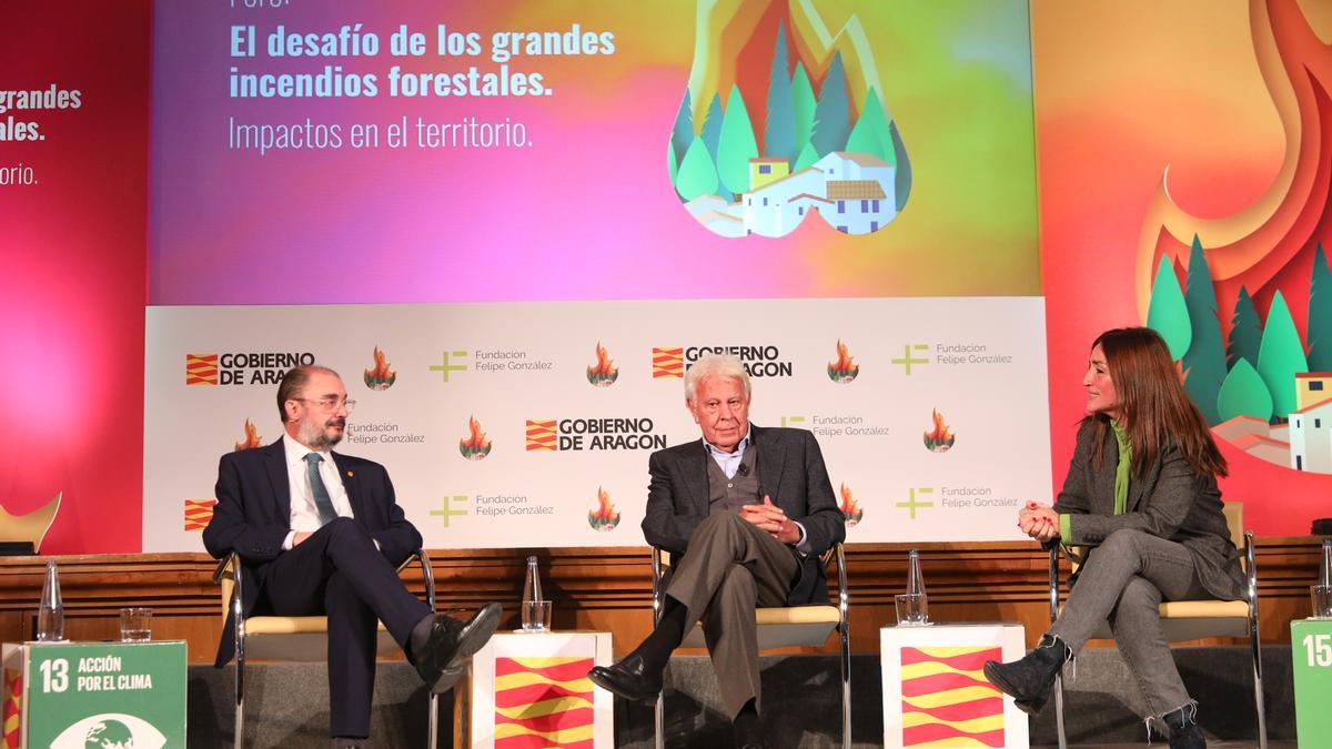 El expresidente Felipe González en una de las mesas con el presidente Javier Lambán.