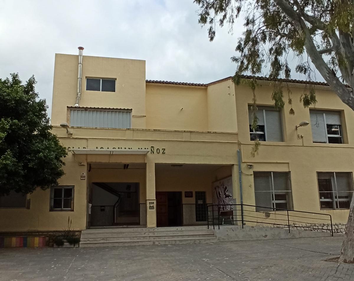La Comunidad Educativa Del Colegio De Tur s Estalla Tras 20 A os En 