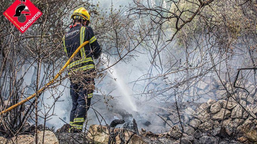 Los bomberos trabajan contra el fuego en la Vall d&#039;Ebo.