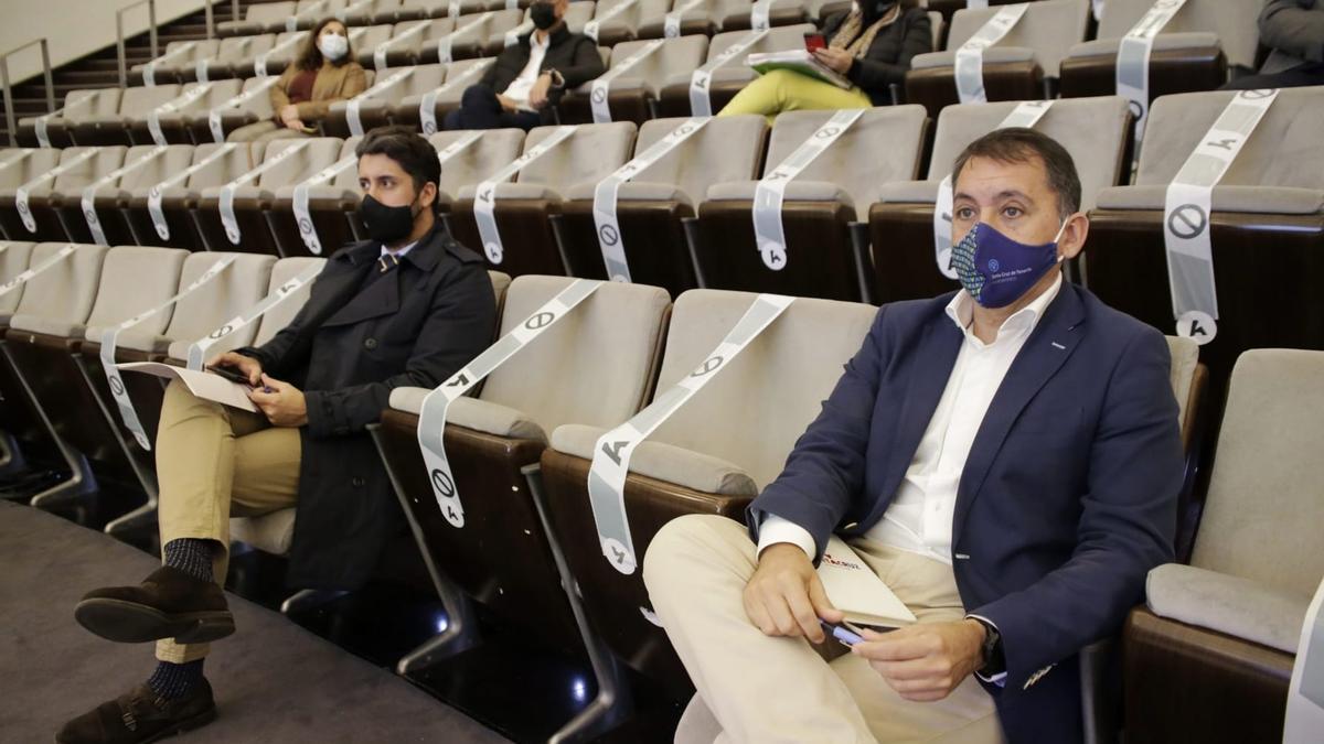 El alcalde de Santa Cruz de Tenerife, José Manuel Bermúdez (d), durante la reunión entre las administraciones insulares.