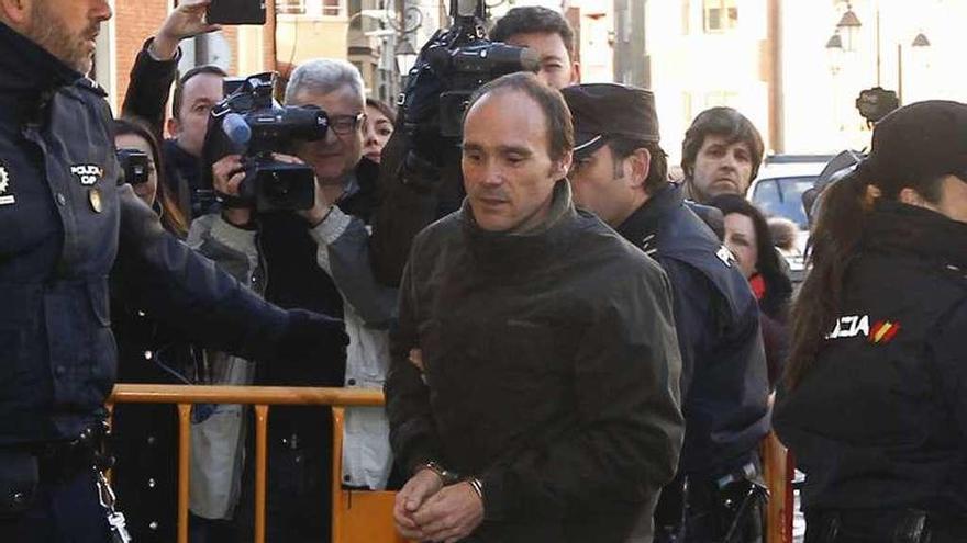 Miguel Ángel Muñoz, ayer, a su llegada a la Audiencia. // Luisma Murias