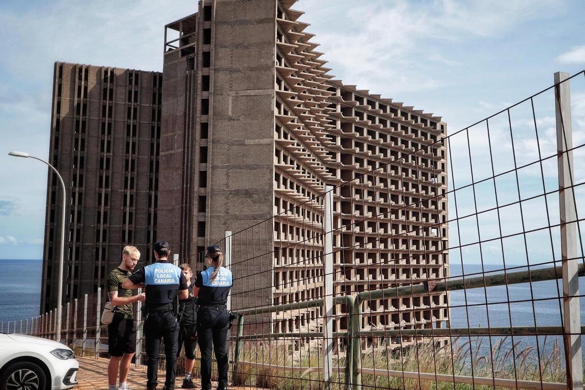 La Policía Local chicharrera interroga a los dos jóvenes que se colaron en el mamotreto de Añaza.