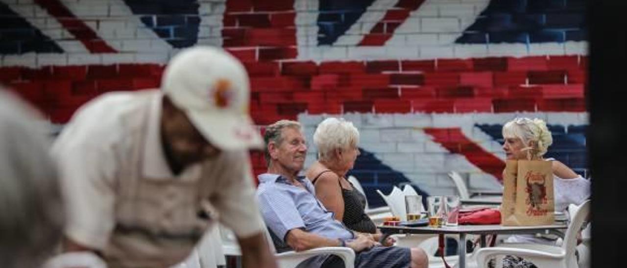 Turistas británicos, disfrutando de uno de los pubs de Benidorm.