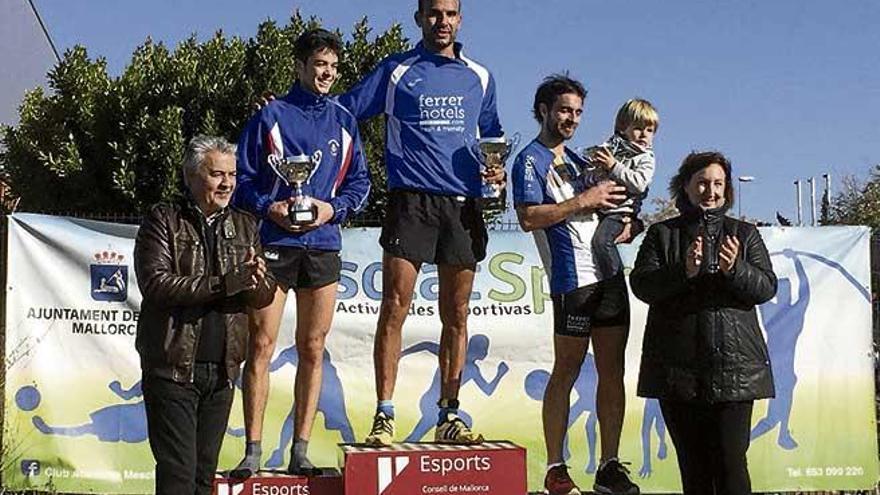 Los tres primeros clasificados posan en el podio tras la entrega de trofeos.