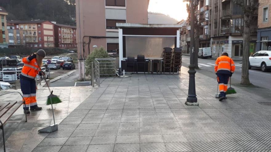 Dos participantes en un taller de empleo de limpieza en Sotrondio. | LNE