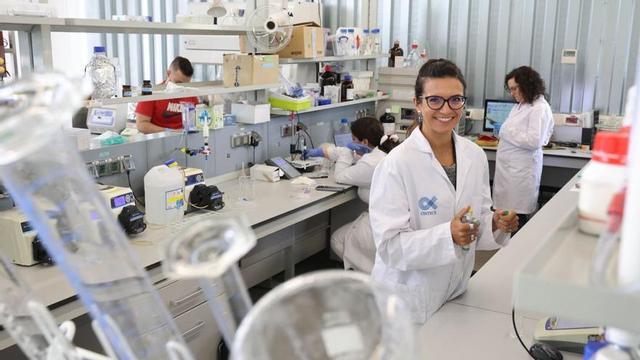 La investigadora Aida Díez, en su laboratorio del Cintecx, en el campus.