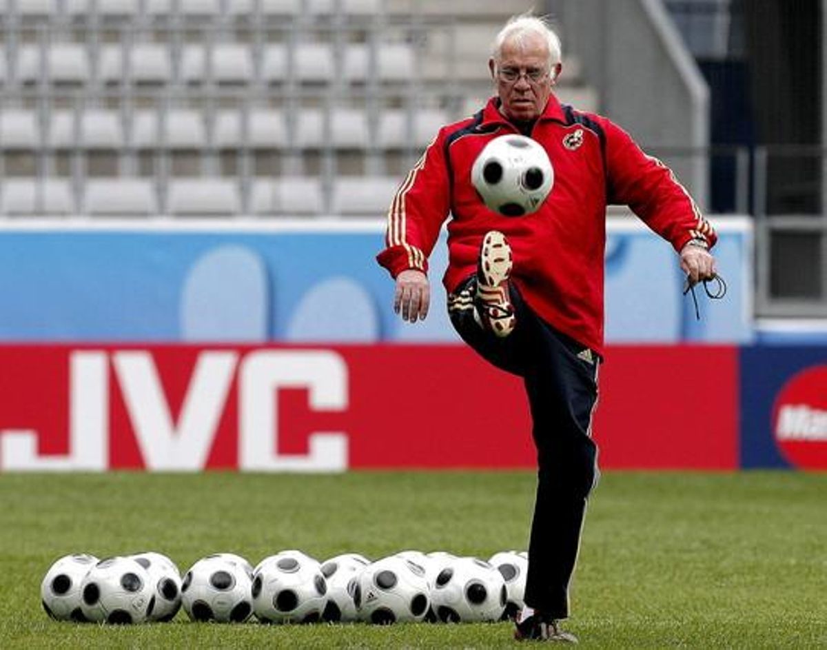 Luis Aragonés a Innsbruck (Àustria) en un moment previ a l’entrenament.