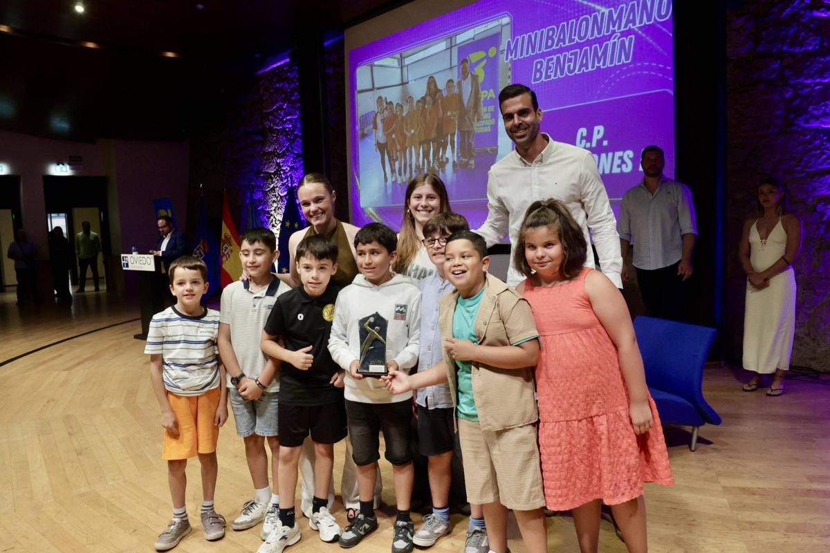 EN IMÁGENES: La familia del balonmano asturiano saca músculo en una multitudinaria gala