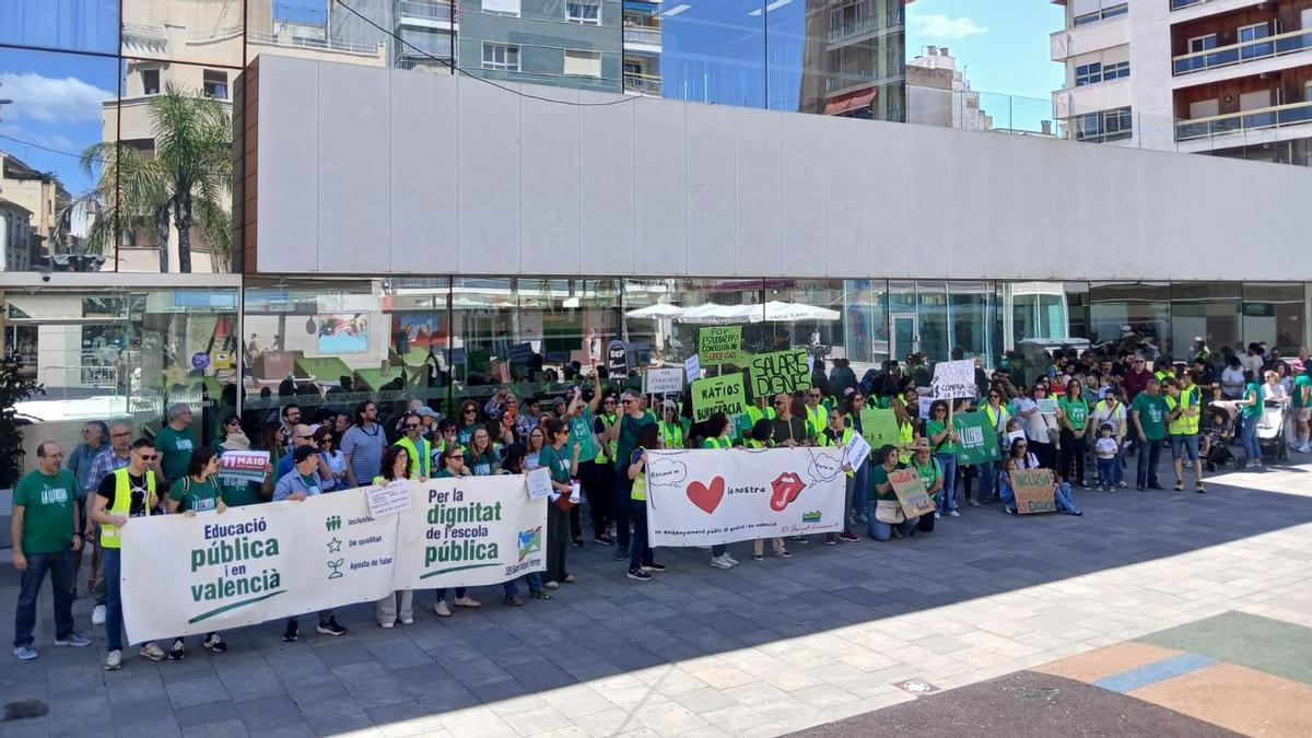 Docentes de los centros públicos de Algemesí en una manifestación durante las jornadas de huelga.