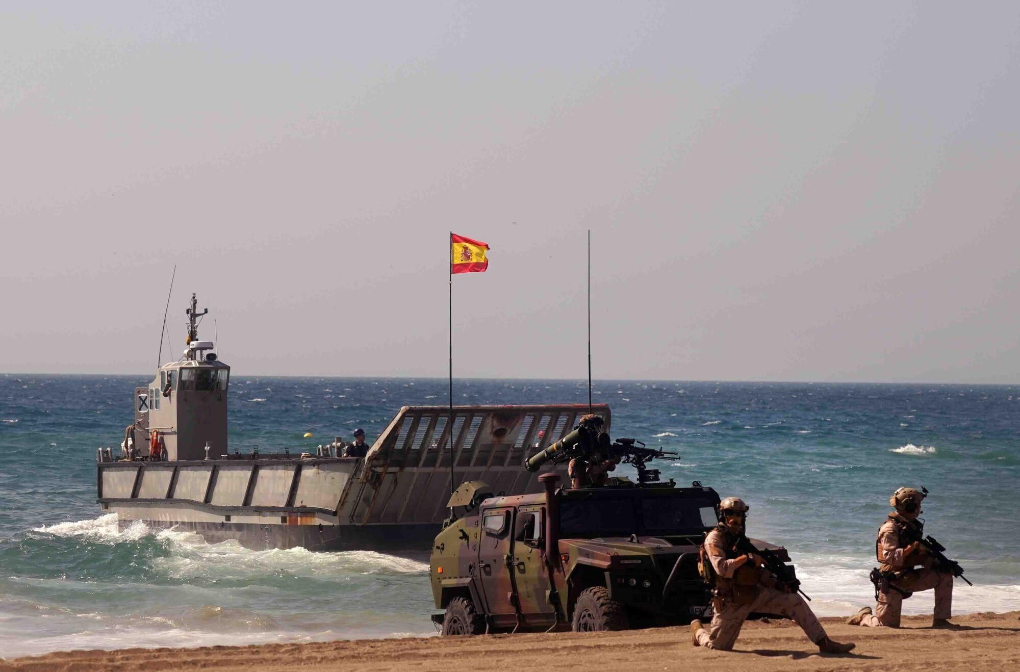 Exhibición dinámica de un desembarco anfibio de La Armada, donde aviones, helicópteros, Infantes de Marina, embarcaciones rápidas y lanchas de desembarco actúan en un escenario simulado de rescate de rehenes