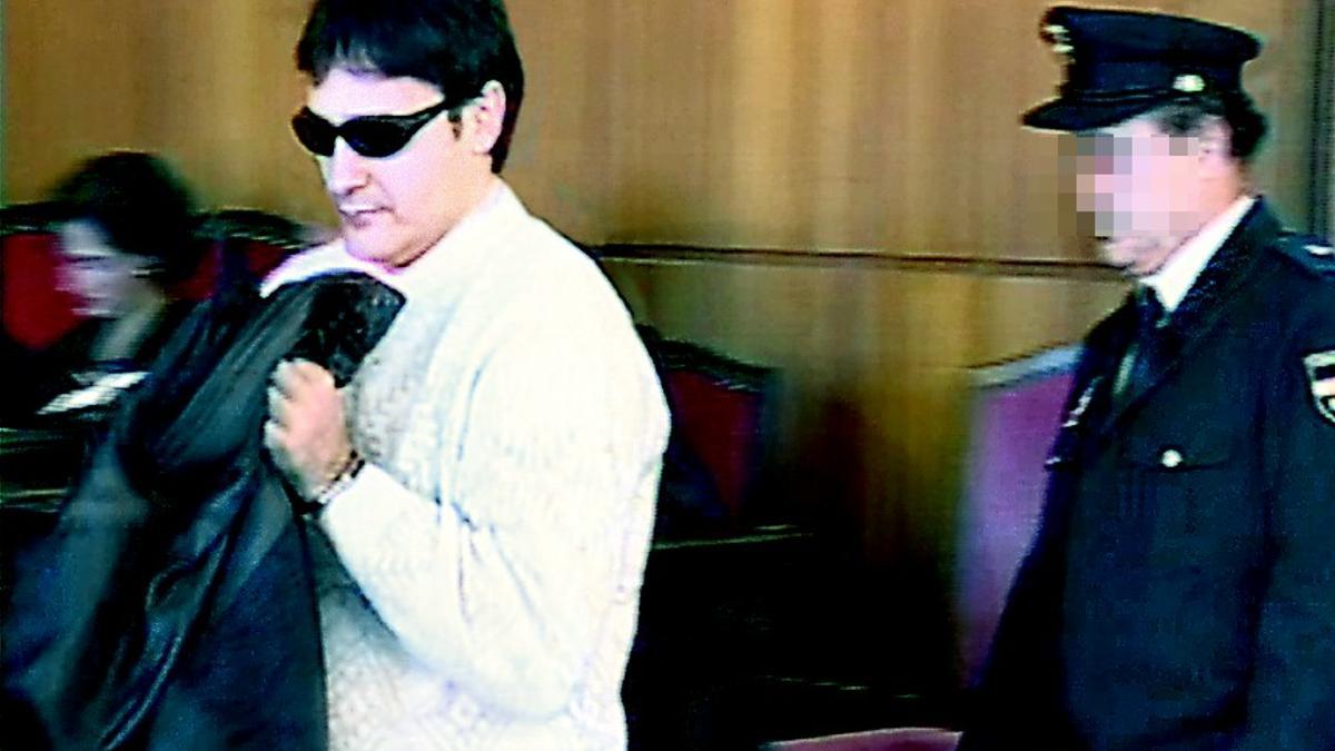 Imagen de JFV a su entrada al juicio en la Audiencia Provincial en el año 2000.