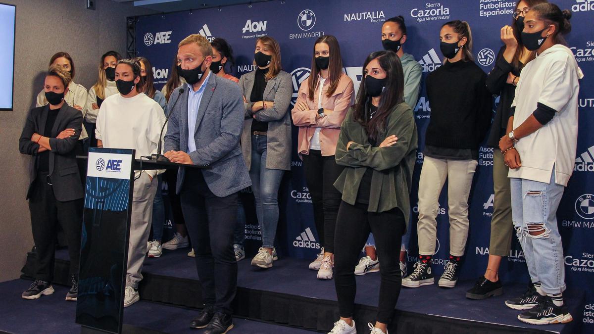 El secretario general de la AFE, con jugadoras de la Liga Iberdrola.