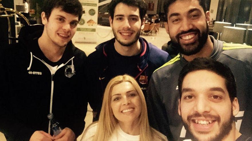 La doctora malagueña Raquel Sánchez (Fuenlabrada), con los excajistas Dejan Todorovic (Bilbao), Álex Abrines (Barça), Gus Lima (Madrid) y Pepe Pozas (Obradorio), con los que coincidió en el Clínicas Rincón.