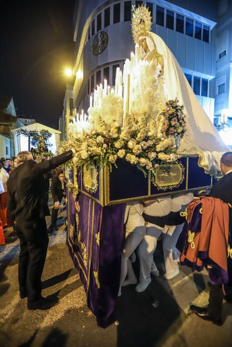 La imagen de María Santísima de la Victoria procesiona por primera vez en Torrevieja portada por 21 costaleros y costaleras