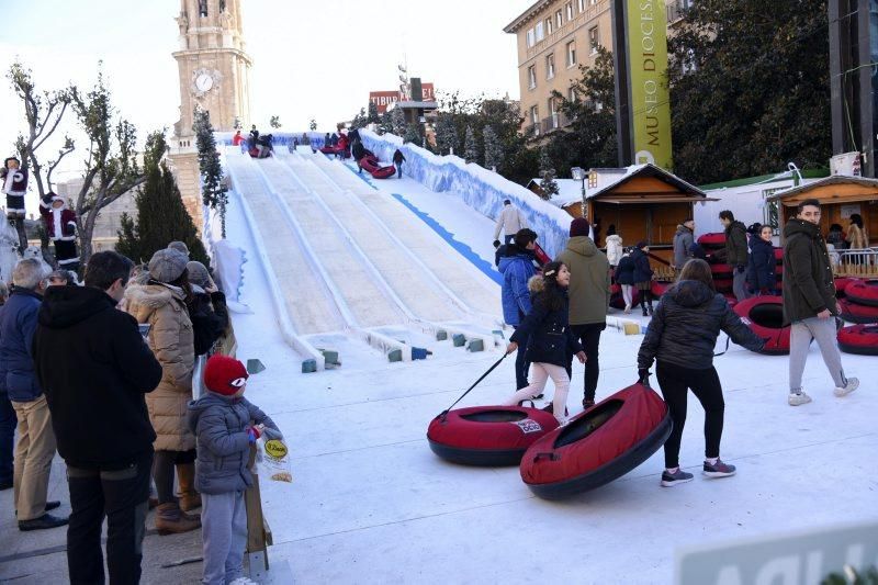 Ambiente navideño en la Plaza del Pilar