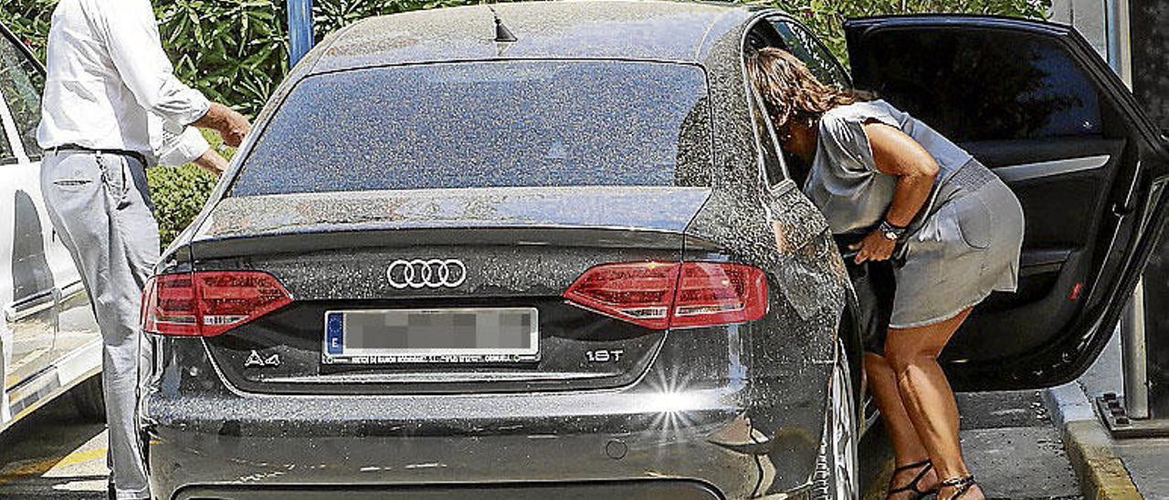 Emilio Bascuñana, ayer, se sube al coche oficial sancionado.