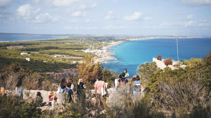 Participantes en una edición anterior del festival en una ruta por el Camí de sa Pujada de Formentera. | SON ESTRELLA GALICIA
