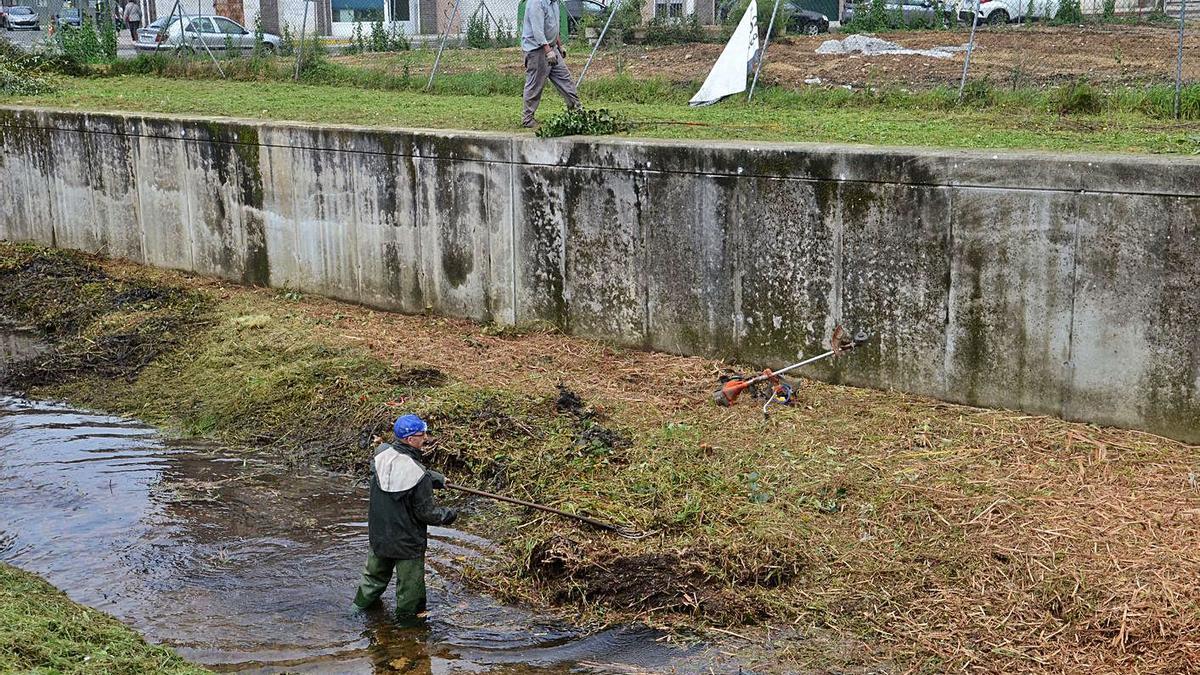 Desbrozan el entorno del río de O Con para evitar inundaciones | NOÉ PARGA