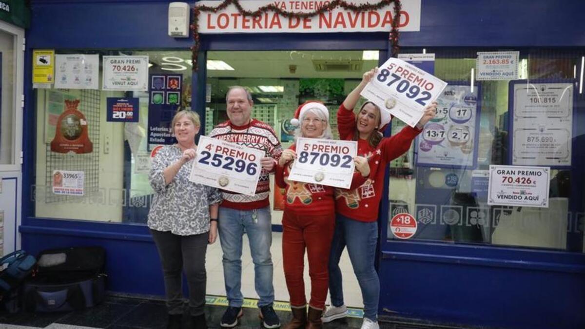 Alegría entre los trabajadores de la administración que ha vendido un cuarto y un quinto premio de la Lotería de Navidad