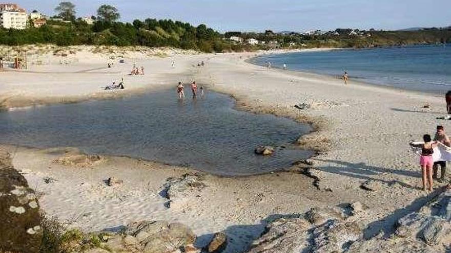 Playa de Major, ayer, cerrada al baño. // G. Santos