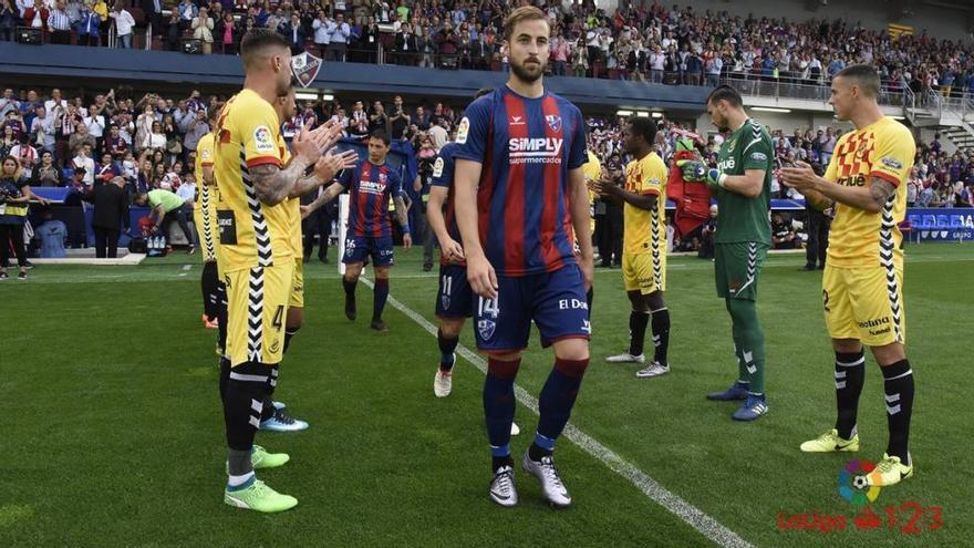 Pasillo de honor de los jugadores del Nástic a los de Huesca en el partido del que se sospecha.