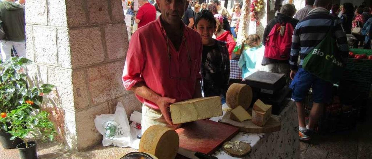 Pepitu González Rivero, con los primeros quesos, en Cangas de Onís.