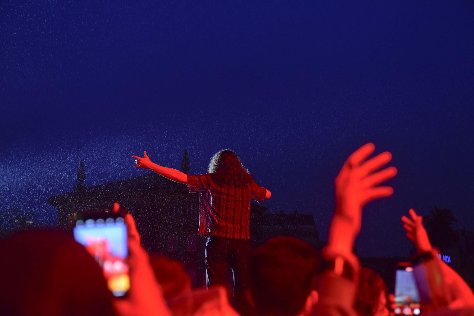 Arde Bogotá muestra su grandeza cantando bajo la lluvia de A Coruña