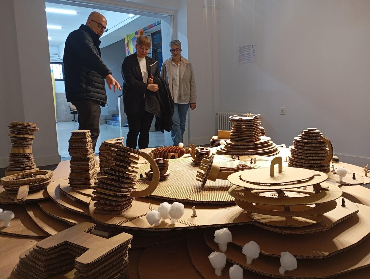 Carlos Suárez y Ana López muestran a Semíramis González "La ciudad de las damas", una intervención artística de alumnado del Menéndez Pidal en el centro avilesino.