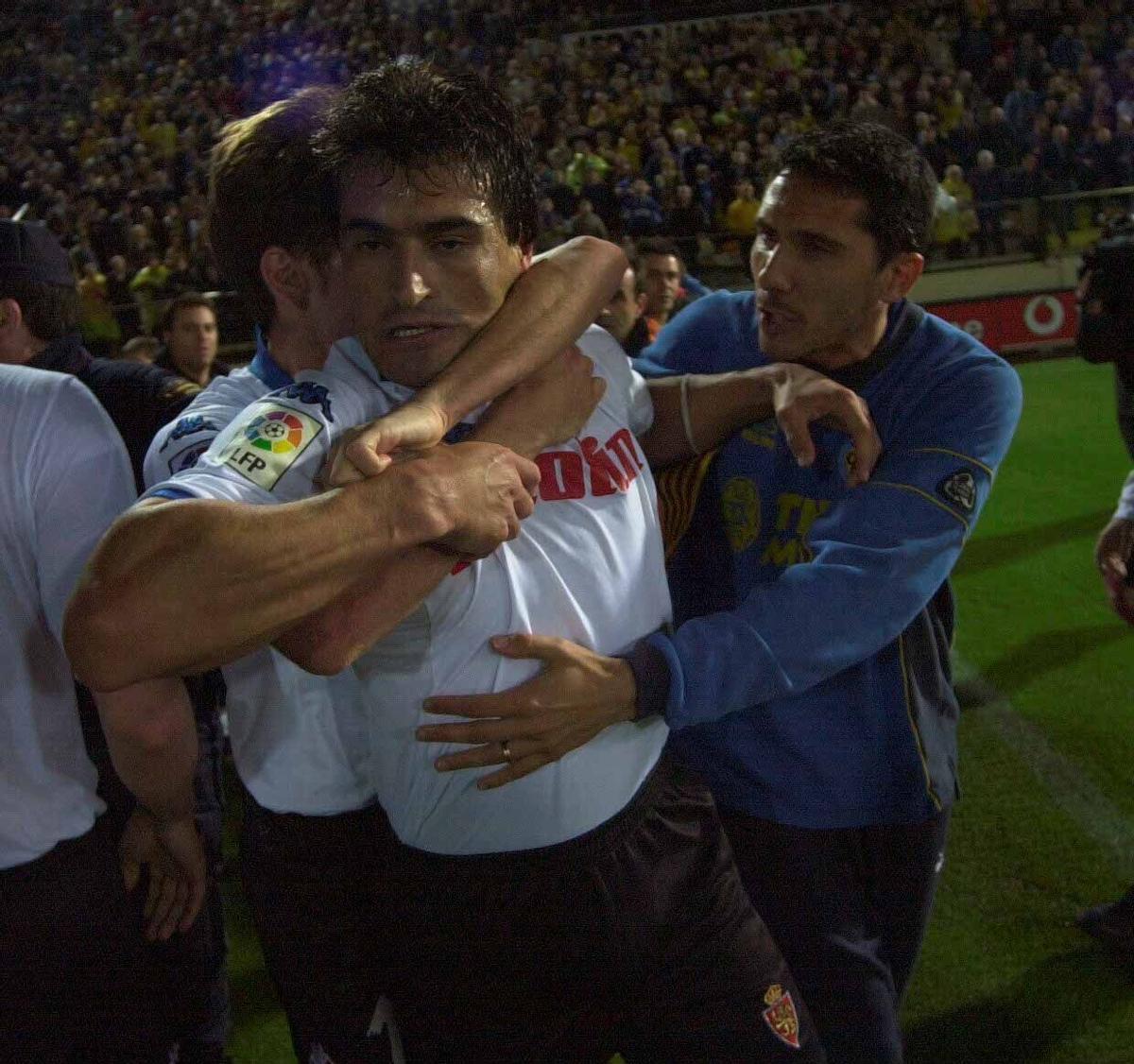 Toro Acuña, sujetado por un compañero tras la batalla campal de Villarreal, en mayo de 2002.