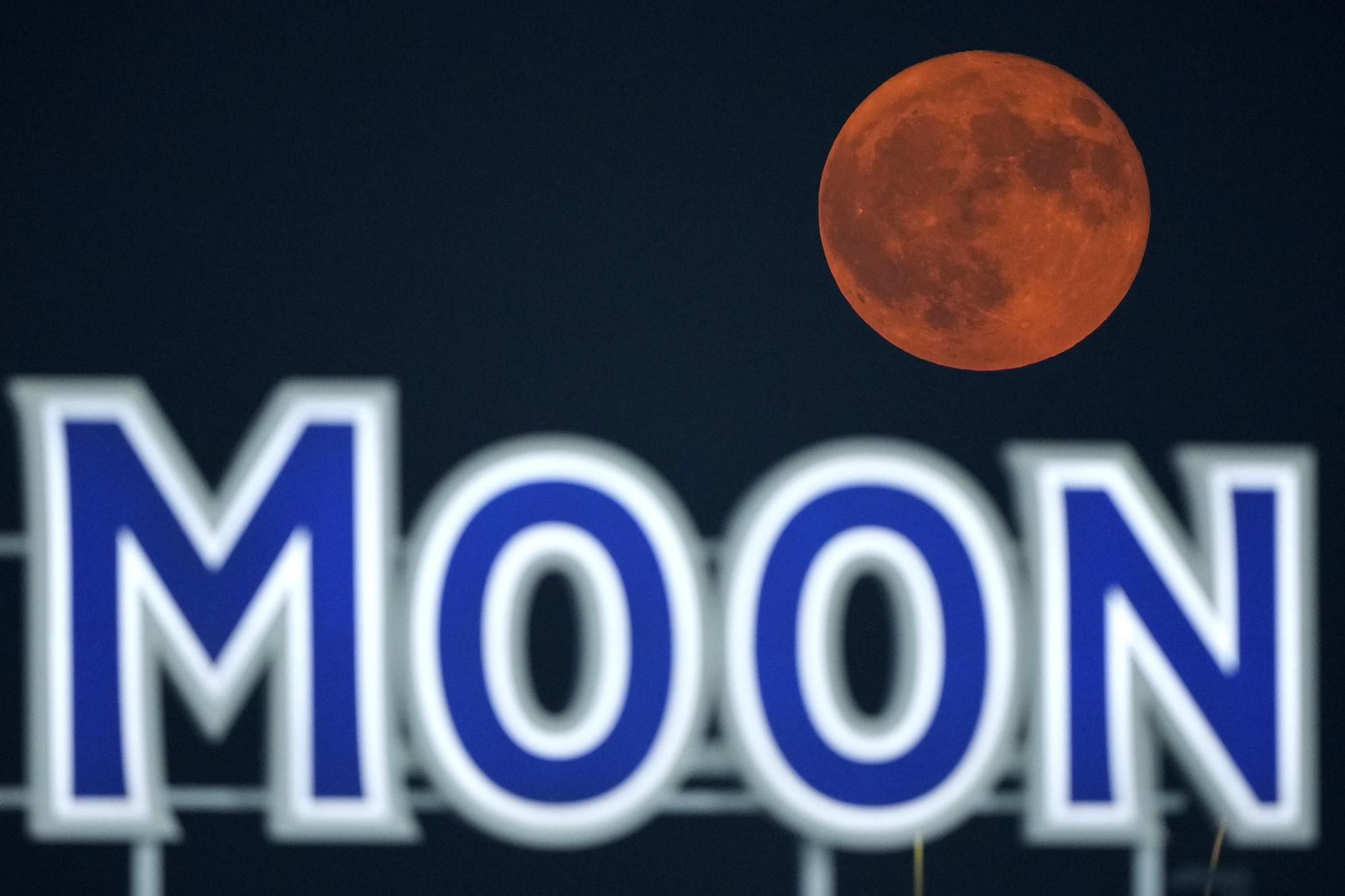 The supermoon rises above a beer sign during a baseball game between the Kansas City Royals and the Los Angeles Angels, Monday, Aug. 19, 2024, in Kansas City, Mo. (AP Photo/Charlie Riedel) Associated Press/LaPresse / EDITORIAL USE ONLY/ONLY ITALY AND SPAIN