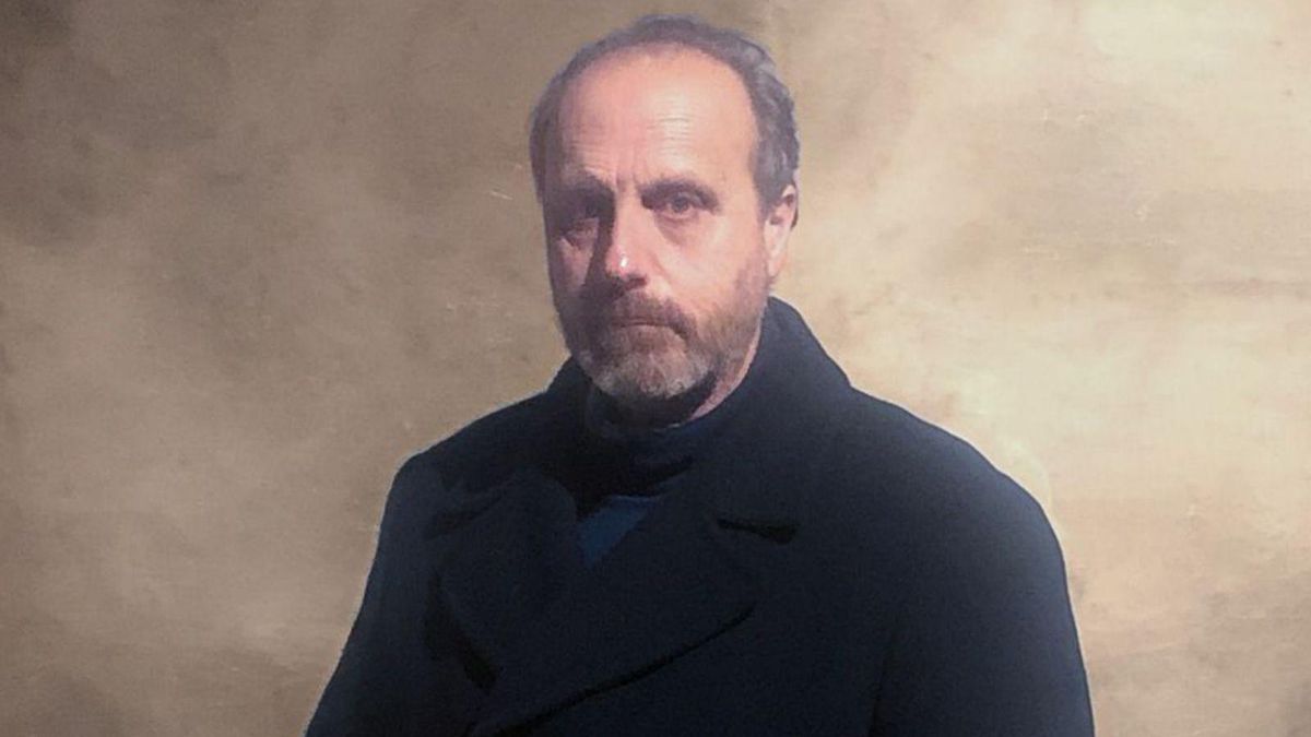 Augusto Rodríguez, ante el fondo fotográfico que usaba el mismísimo Irving Penn.