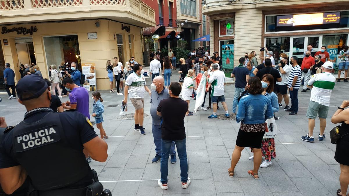 Los aficionados del Elche celebran la permanencia en Primera