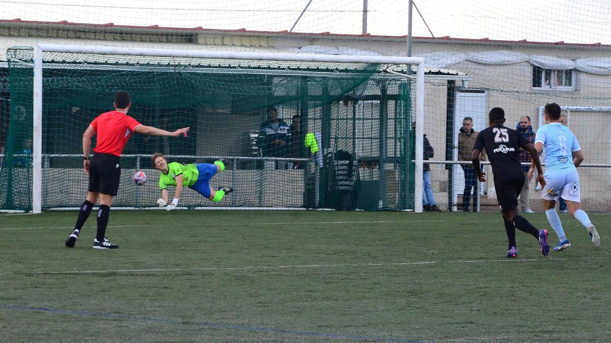 Antón trata de detener el penalti que supuso el 0-1.