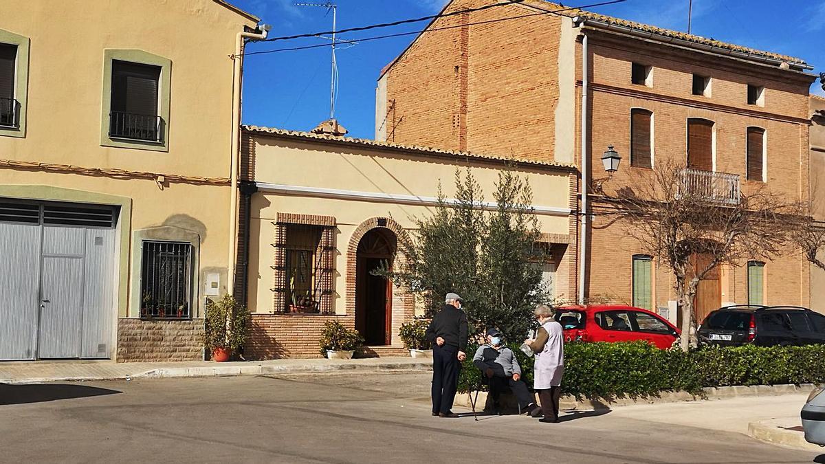 Tres personas mayores conversan en las calles de Mauella, el pequeño poblado de València sin conexión geográfica con el «cap i casal». | M. D.