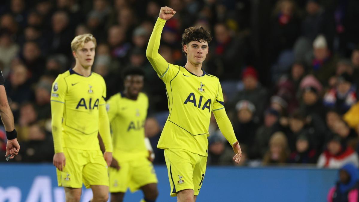 Archie Gray, mediocentro del Tottenham de 19 años