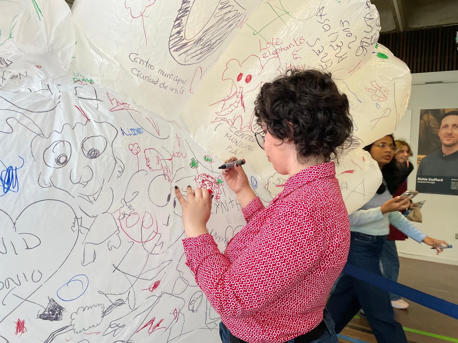 La artista alicantina Olga Diego expone una escultura inflable en Dublín