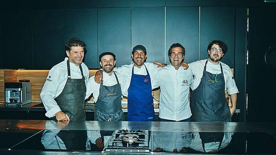 Los cocineros ríen satisfechos una vez terminada la jornada en el Kitchen Club Orense de Madrid.  | SABORS EIVISSA