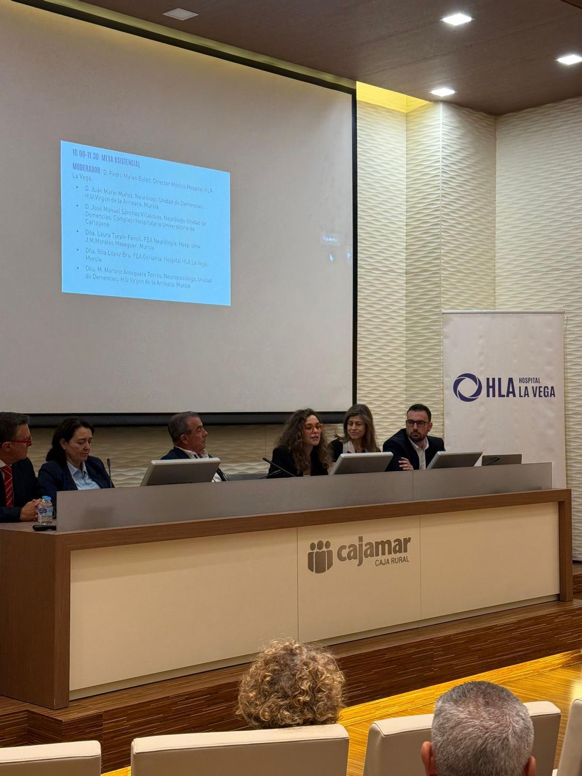 Participantes y ponentes durante el encuentro.