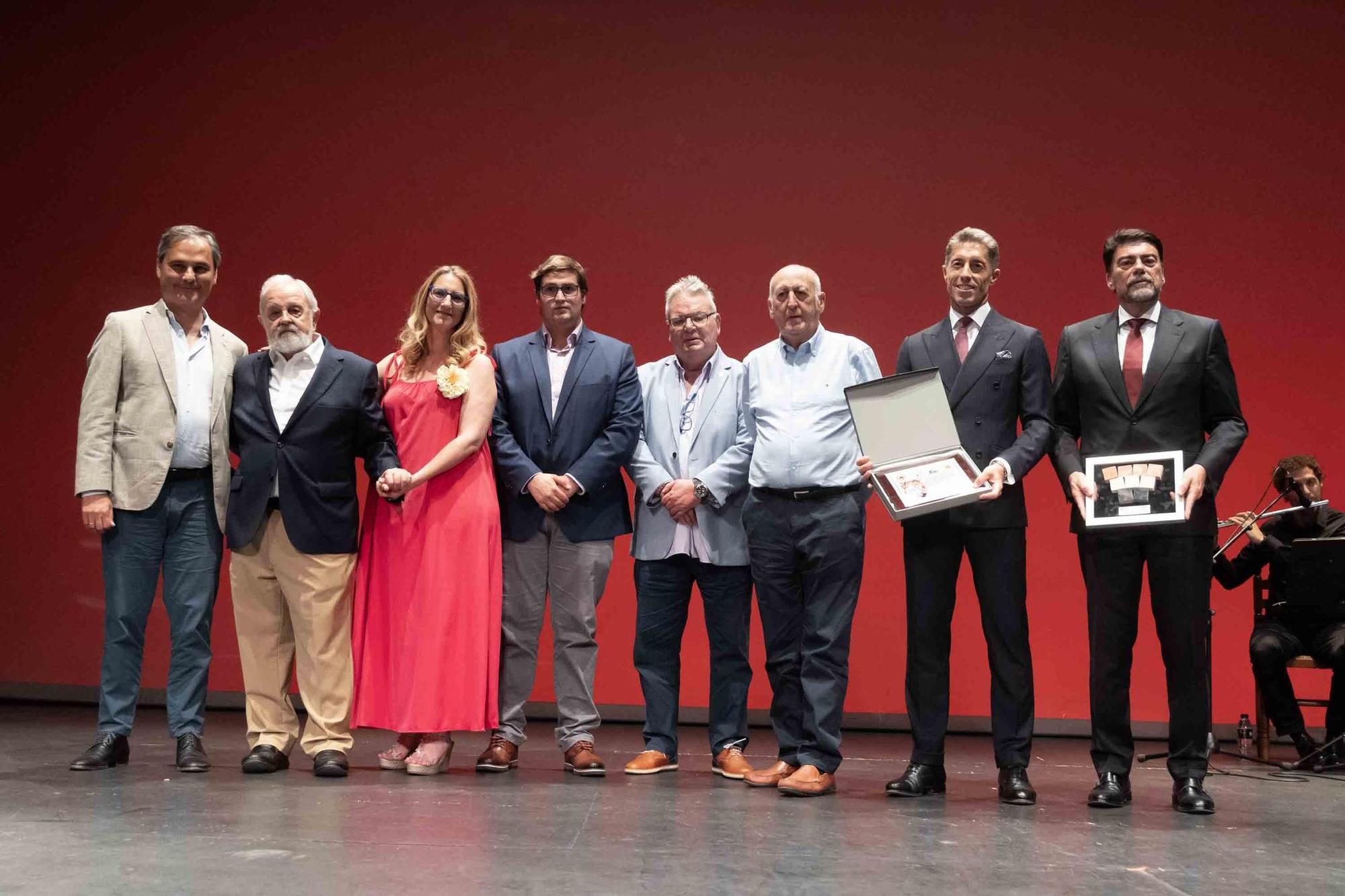 Manuel Escribano pronuncia el pregón de apertura de la Feria de Hogueras en el Teatro Principal de Alicante