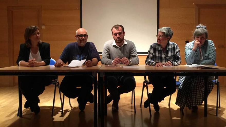 La técnica de la Federación de Concejos Marta Millán, el miembro de la mesa intersectorial Luis Díaz, el alcalde Iván Allende, la coordinadora M.ª Jesús Rodríguez y la también técnica de la Federación Soledad Iglesias, presentando el informe de salud ayer en Infiesto.